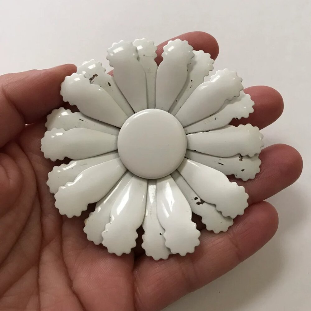 Vintage Enamel Flower Brooch Retro Jewelry Fashion Accessory 60s 70s Mod Daisy